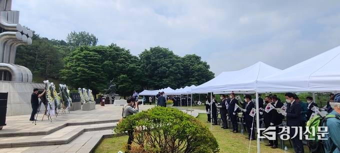 군내면 청성역사공원 충혼탑에서 제66회 현충일 포천식 추념식이 열리고 있다. (사진=문석완 기자)