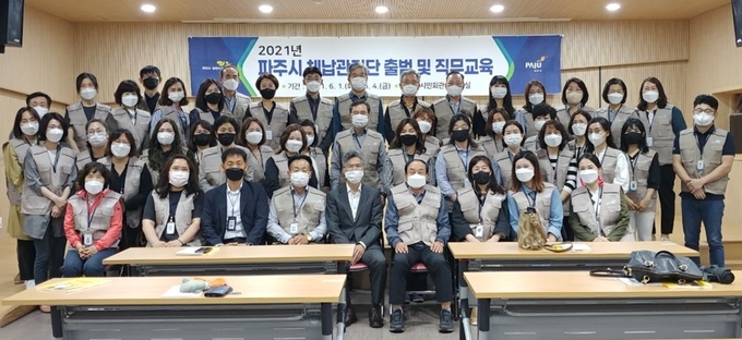 파주시 세금체납 징수요원들이 기념촬영을 하고 있다. (사진=파주시 제공)