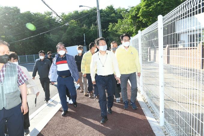 구리시 안승남시장 지난 4일 인창동 새마을 도시계획도로(소로1-1호선) 개설 현장을 방문하고 있다. (사진=구리시 제공)