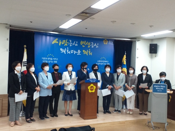 경기도의회 여성의원협의회 소속 의원들이 7일 기자회견을 열고 '성추행 사망' 공군 중사 사건 관련 국회와 정부에 철저한 진상 조사와 재발방지 대책 마련을 촉구하고 있다. (사진=박건 기자)