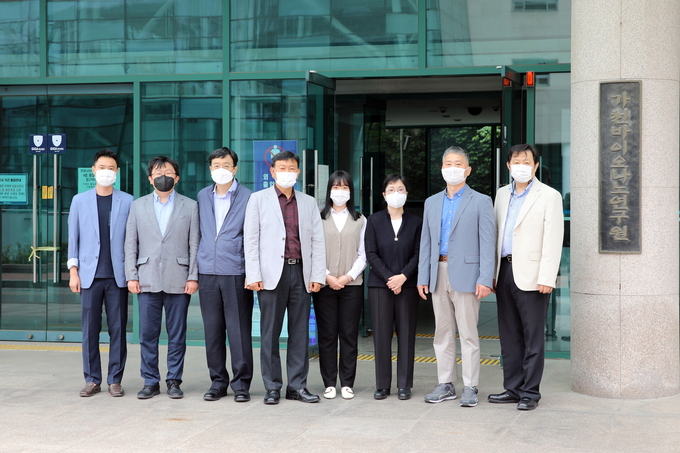 가천대 바이오나노응용연구센터 연구진이 대학 바이나노연구원 앞에서 선정기념 사진을 촬영하고 있다. 왼쪽에서 4번째 김종성 교수. (사진=가천대학교 제공)