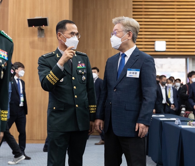 7일 오전 성남시 판교 경기창조경제혁신센터 지하 2층 국제회의장에서 열린 드론봇·인공지능 전투발전 콘퍼런스 개막식에 앞서 이재명 경기도지사와 남영신 육군참모총장 등의 참석자들이 기업 전시부스를 관람하고 있다. (사진= 경기도 제공)