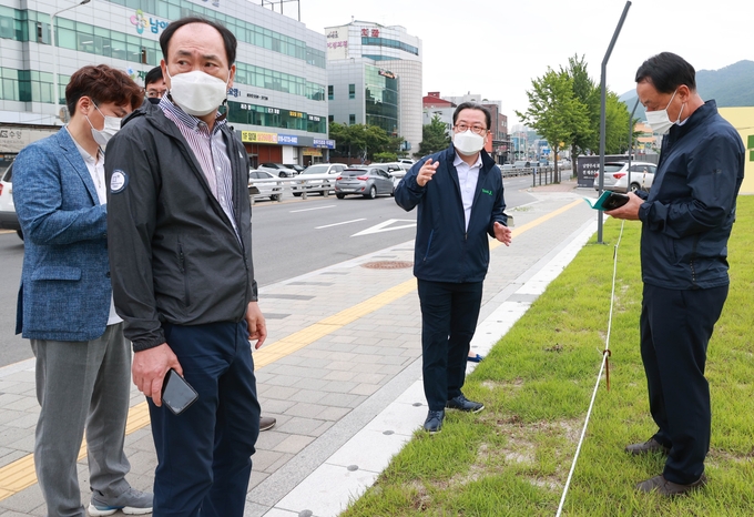 조광한 남양주시장은 7일 관계 공무원들과 함께 금곡동 이석영광장 현장을 방문해 시민들을 위한 휴식 공간을 마련하는 방안에 대해 논의했다. (사진=남양주시 제공)