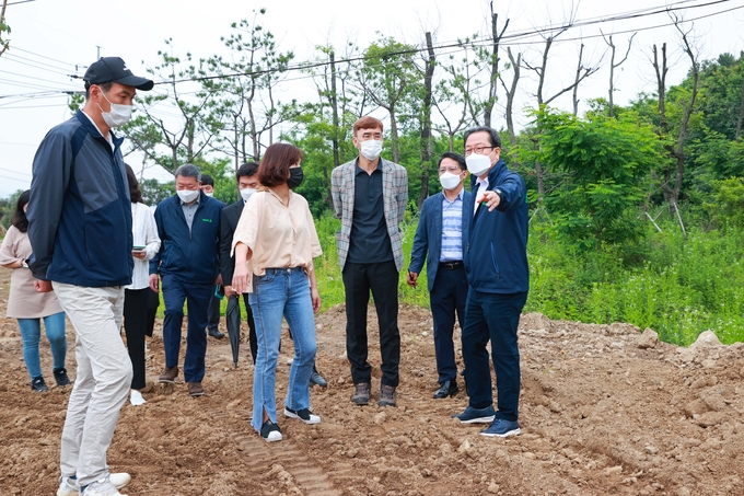 조광한 시장이 남양주남부경찰서 인근 녹지공원 조성 현장에서 수목 식재 중인 상황을 점검하며 담당 관게자들과 잔디 식재 및 산책길 조성에 대한 의견을 교환했다. (사진=남양주시 제공)