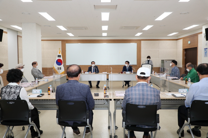한대희 군포시장이 호국보훈의달 맞아··보훈대상자 지원 방안 등 논의하고 소통 간담회를 진행하고 있다. (사진=군포시 제공)