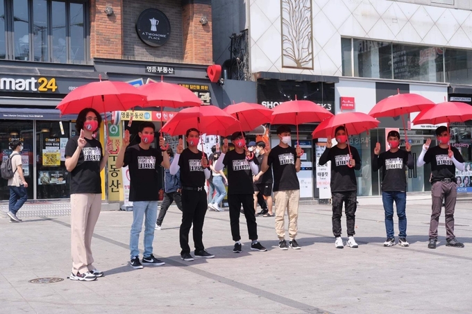 미얀마 국적 이주노동자들이 매주 일요일마다 수원역에서 군부 규탄 집회를 한다. (사진=수원이주민센터 제공) 