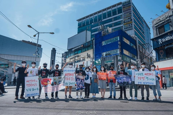 미얀마 국적 이주노동자들이 매주 일요일마다 수원역에서 군부 규탄 집회를 하고 있다. (사진=수원이주민센터 제공) 