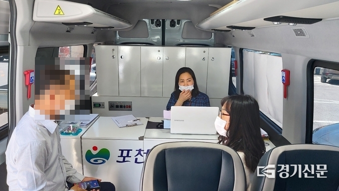 직업상담사가 한 구직자와 구직상담을 하고 있다. (사진=포천시 제공)