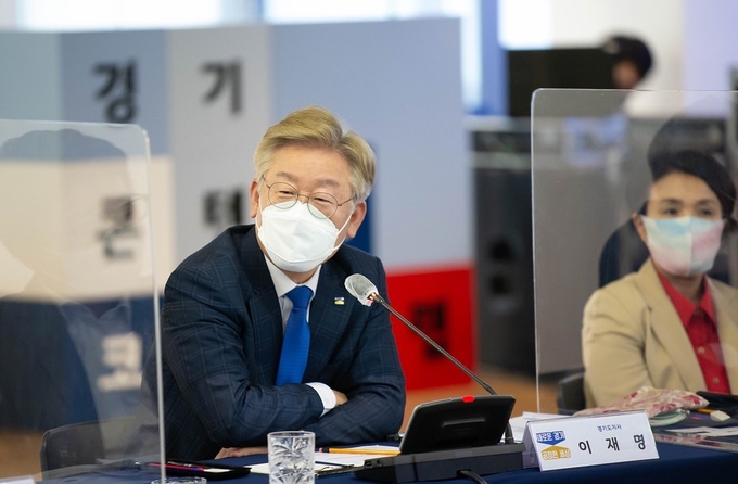 7일 오후 성남시 분당구 경기콘텐츠코리아 랩 별똥별에서 이재명 경기도지사와 경기도 기후대응·산업전환 자문위원회 위원 20여명이 참석한 가운데 위원 위촉식 및 간담회가 열리고 있다. (사진= 경기도 제공)