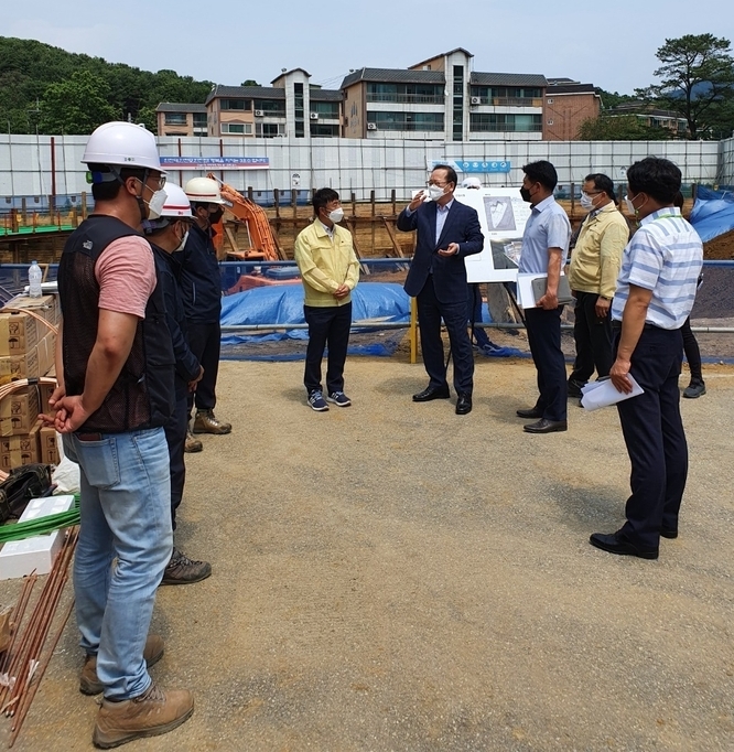 이춘구 광주시 부시장이 다가올 장마철을 대비해 지역 내 하천인 경안천과 배수펌프장, 공동주택 건설현장등 재난 취약지 9곳을 집중 점검하고 있다. (사진=광주시 제공)