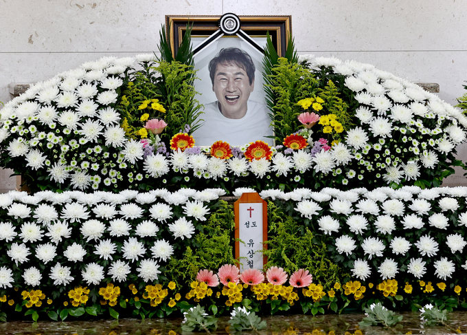 췌장암과 싸우다 짧은 생을 마감한 유상철 전 인천 유나이티드 감독의 영정이 8일 오전 서울아산병원 장례식장에 마련된 고인의 빈소에 놓여 있다. (사진=연합뉴스 제공) 