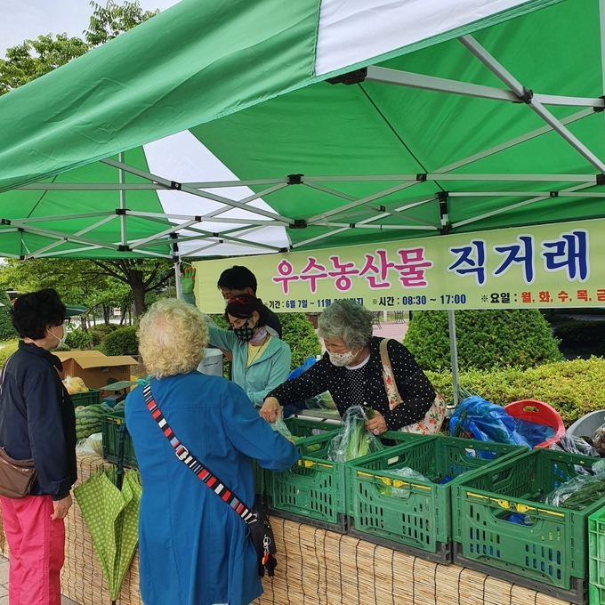 운정행복센터에 마련된 직거래 장터. (사진=파주시 제공