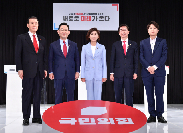 국민의힘 당대표에 출마한 홍문표(왼쪽부터), 주호영, 나경원, 조경태, 이준석 후보가 8일 오전 서울 용산구 효창동 백범김구기념관에서 열린 국민의힘 제1차 전당대회 '오른소리 토론회'에 앞서 기념촬영하고 있다. (사진= 연합뉴스) 
