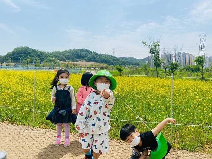시흥시 장현천 산책(사진=시흥시 제공)