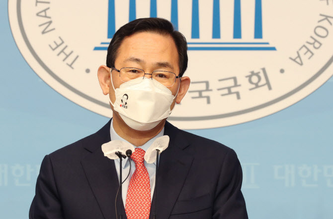 국민의힘 당 대표 선거에 출마한 주호영 후보가 9일 오전 서울 여의도 국회 소통관에서 긴급 기자회견을 열고 지지를 호소하고 있다. (사진=연합뉴스) 