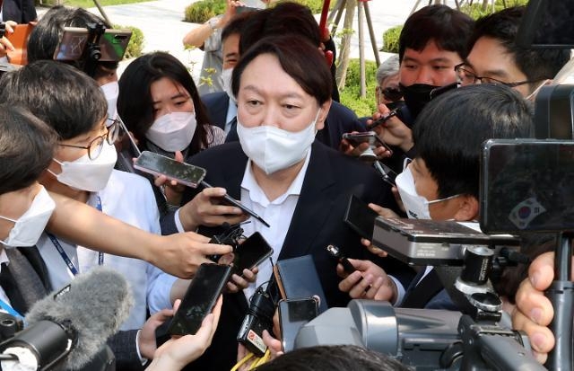 윤석열 전 검찰총장이 9일 오후 열린 서울 남산예장공원 개장식에 참석하기 앞서 취재진의 질문에 답하고 있다. (사진=연합뉴스) 