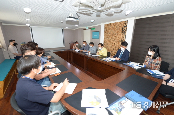 박윤국 포천시장이 ㈜이고진을 방문해 기업 애로 사항에 귀기울이고 있다. (사진=포천시 제공)