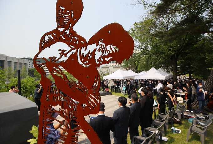  9일 서울 서대문구 연세대 이한열동산에서 열린 제34주기 이한열 추모식에서 이한열 열사의 어머니 배은심 여사, 더불어민주당 송영길 대표 등 참석자들이 님을 위한 행진곡을 부르고 있다. (사진=연합뉴스)
