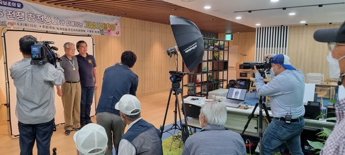 남양주시 퇴계원읍 주민자치위원회가 지난 8일 호국보훈의 달을 맞아 라미 현 사진작가와 함께 관내 6·25 전쟁 참전용사 어르신 10여 분을 모시고 기념사진 촬영 행사인 ‘프로젝트 솔져’를 진행했다.(사진=남양주시 제공)
