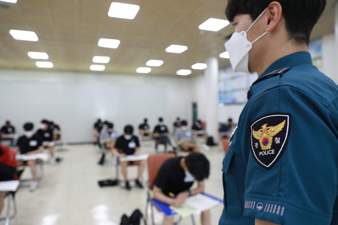 적성시험을 치르고 있는 의무경찰 지원자들을 보조하고 있는 경찰. (사진=경기남부청 제공) 