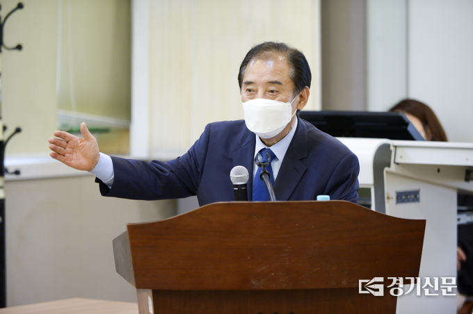 박윤국 포천시장이 대진대 최고 경영자 과정에서 특강을 하고 있다. (사진=포천시 제공)