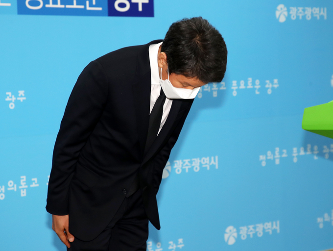 정몽규 HDC그룹 회장이 10일 오전 광주시청 브리핑룸에서 광주 철거건물 붕괴 사고 관련 기자회견을 하며 고개를 숙이고 있다. (사진=연합뉴스 제공)
