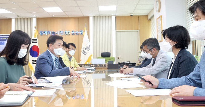 박승원 광명시장 광명교육지원청 교육장 학교장과 2학기 전면등교에 따른 방역협력체계 구축 및 지원방안 논의 간담회 개최(사진=광명시 제공).