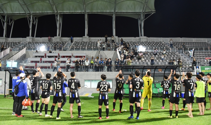 김포시 FC가 솔터축구장에서 평택시티즌FC를 상대로 펼친 시합에서 3대 0으로 승리하고 선수들이 환호하고 있다. (사진=김포FC 제공)