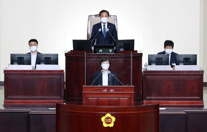 경기도의회 박옥분 의원이 자유발언을 통해 학교 급식 종사자들의 열악한 근무 실태를 밝히고, 이들의 안전을 위한 대책 마련을 촉구하고 있다(사진=경기도의회 제공)