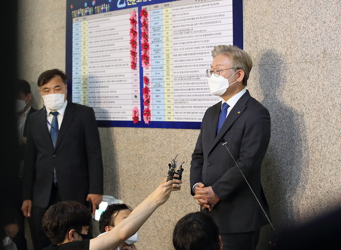 10일 오후 서울 여의도 국회 본청에서 이재명 경기도지사가 참좋은지방정부위원회 당대표-시·도지사 간담회를 마치고 기자들의 질문에 답변하고 있다. (사진= 경기도 제공)