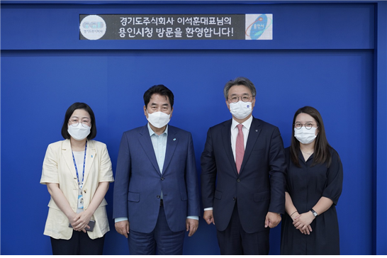 이석훈 경기도주식회사 대표이사와 백군기 용인시장이 공공배달앱 '배달특급' 활성화 방안 논의를 위해 만났다. (사진 = 경기도주식회사 제공)
