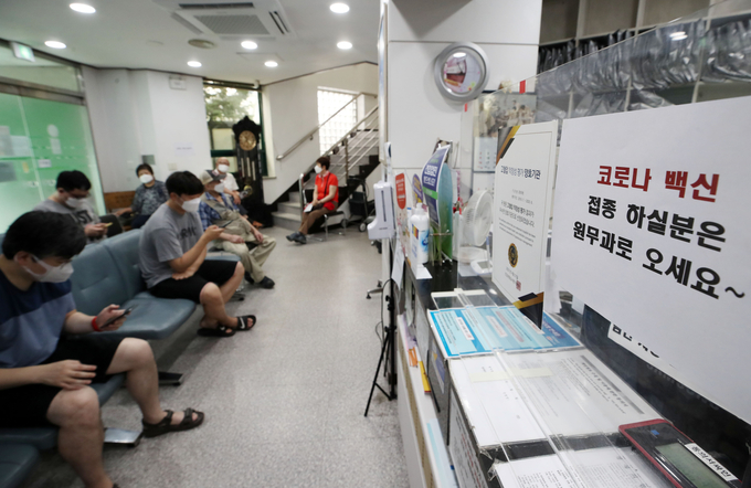 30세 이상 예비군 등에 대한 얀센 백신 접종이 시작된 10일 서울 동작구 경성의원에서 시민들이 백신 접종을 기다리고 있다. (사진=연합뉴스)