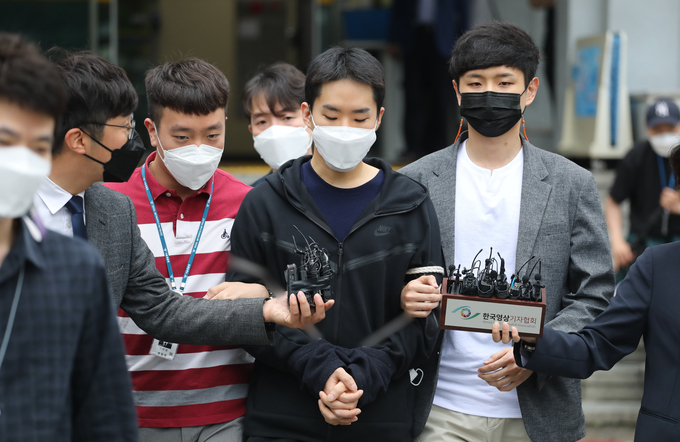 음란 영상 판매 피의자 김영준이 11일 오전 검찰로 가기 위해 종로경찰서에서 나오고 있다. 김씨는 여성행세를 하며 영상 통화로 촬영한 남성들의 알몸 사진 등을 인터넷에 유포한 혐의다. 경찰은 지난 9일 김씨의 신상을 공개했다. (사진=연합뉴스)