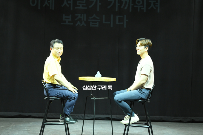 구리시 안승남시장이 지난 9일 ‘삼삼한 구리 톡- 청년 편’ 토크콘서트에 참석해 청년들과 1대 1 인터뷰 방식으로 진행하고 있다. (사진=구리시 제공)