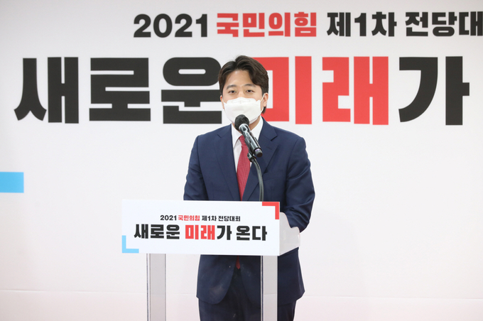 국민의힘 이준석 신임 당대표가 11일 서울 여의도 국민의힘 중앙당사에서 열린 제1차 전당대회에서 당대표로 선출된 뒤 수락연설을 하고 있다. (사진= 연합뉴스) 