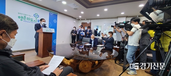 박윤국 포천시장이 포천시청 브리핑룸에서 기자회견을 하고 있다. (사진=문석완 기자)
