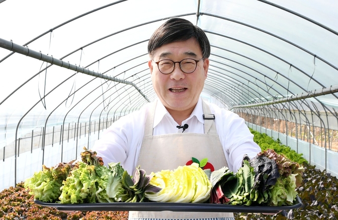 신동헌 광주시장이 쌈문화 캠페인을 홍보하고 있다. (사진=광주시 제공)