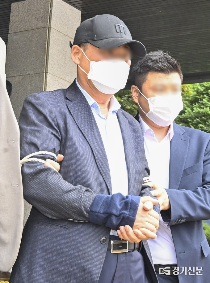 지난달 27일 오후 1시 검찰로 송치되고 있는 전해철 장관의 전 보좌관 A씨의 모습. (사진=황준선 기자)