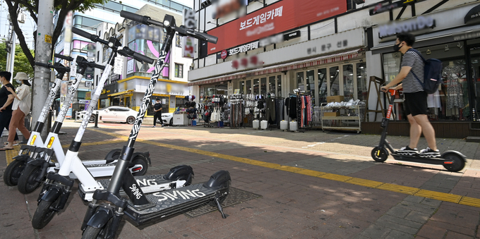 지난달 13일 개정된 도로교통법의 계도기간이 끝나고 개인형 이동장치(PM)에 대해 안전모 미착용 2만원, 제2종 원동기장치 자전거 면허 미보유자 10만원, 음주운전 10만원, 두 명 이상이 전동 킥보드를 같이 타면 4만원의 과태료가 부과되는 13일 수원시 영통구의 한 거리에서 전동 킥보드 이용자가 안전모를 착용하지 않은채 운행을 하고 있다. (사진=황준선 기자)