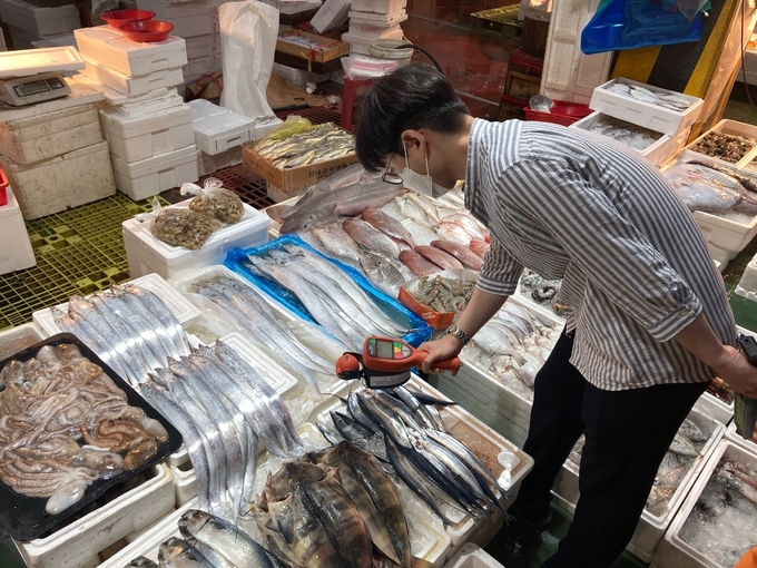 구리농수산물공사는 14일 일본의 후쿠시마 오염수 방류 계획으로 수산물에 대한 국민적 우려가 고조되는 가운데 도매시장 내 수산물의 안전성 확보를 위해 선제적 대응에 나섰다. (사진=구리농수산물공사 제공)