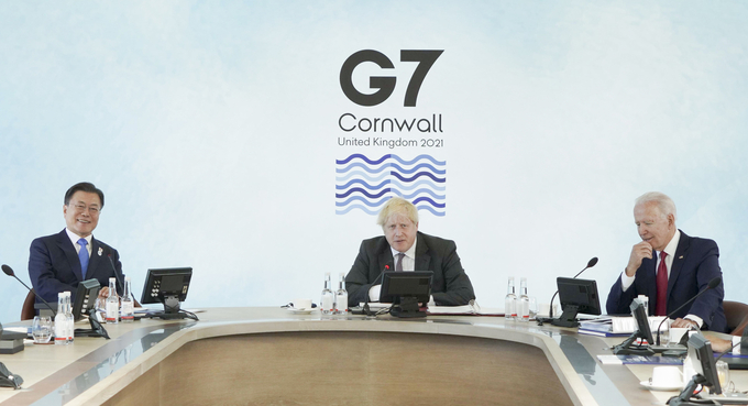 G7 정상회의 참석차 영국을 방문 중인 문재인 대통령이 지난 12일(현지시간) 오후 영국 콘월 카비스베이에서 코로나19 백신 공급 확대 및 보건 역량 강화 방안을 다룰 확대회의 1세션에서 각국 정상들과 대화하고 있다. 왼쪽부터 문 대통령, 영국 보리스 존슨 총리, 미국 조 바이든 대통령. (사진=연합뉴스)