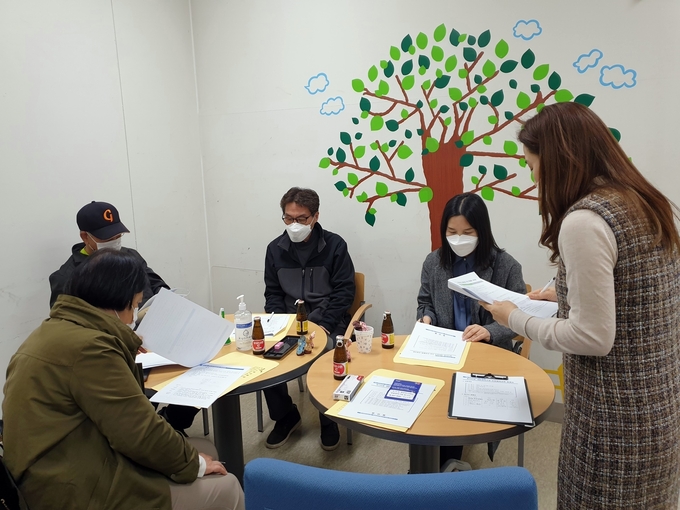 아파트 단지별 위기 이웃 발견을 위한 관리소 관계자를 대상으로 교육하는 모습. (사진=파주시 제공)