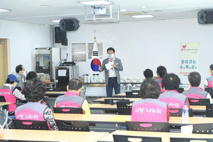 구리시자원봉사센터는 따뜻한 한 끼 나눔 ‘찾아가는 수락상’ 자원봉사 프로그램을 운영하고 있다. (사진=구리시자원봉사센터 제공)