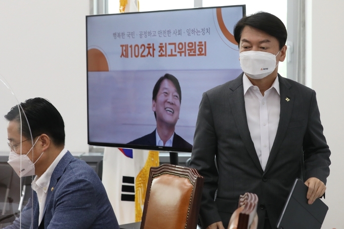 국민의당 안철수 대표가 14일 서울 여의도 국회에서 열린 최고위원회의에 참석하고 있다. (사진= 연합뉴스) 