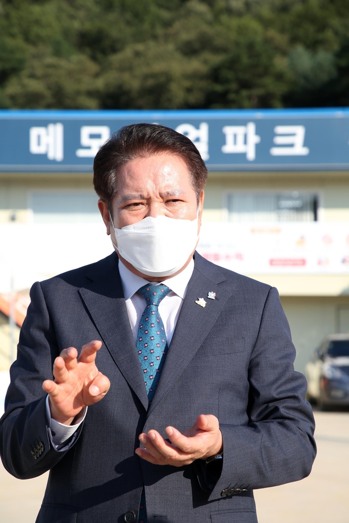 최대호 안양시장이 "시민들의 오랜 숙원인 화장장묘 시설 건립이 마침내 눈앞에 다가왔다"고 발표하고 있다. (사진=안양시 제공)