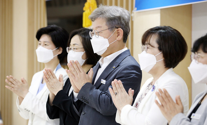 14일 오전 경기도청 상황실에서 열린 디지털성범죄 피해자 법률지원을 위한 업무협약식에서 이재명 경기도지사, 백혜련 국회의원, 윤석희 한국여성변호사회 회장, 정정옥 경기도여성가족재단 대표이사 등이 기념촬영을 하고 있다. (사진= 경기도 제공)