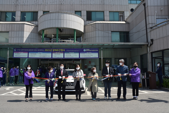 안양시 관악장애인복지관이 몸이 불편한 장애인들이 벤츠 승용차를 타고 이동하게 됐다. (사진=안양시 제공)