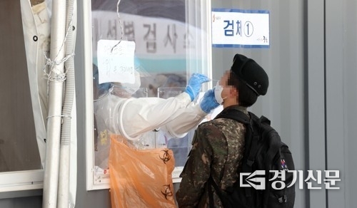 한 병사가 선별진료소에서 검사에 응하고 있다. 사진은 해당 기사와 무관 (사진=연합뉴스 제공)