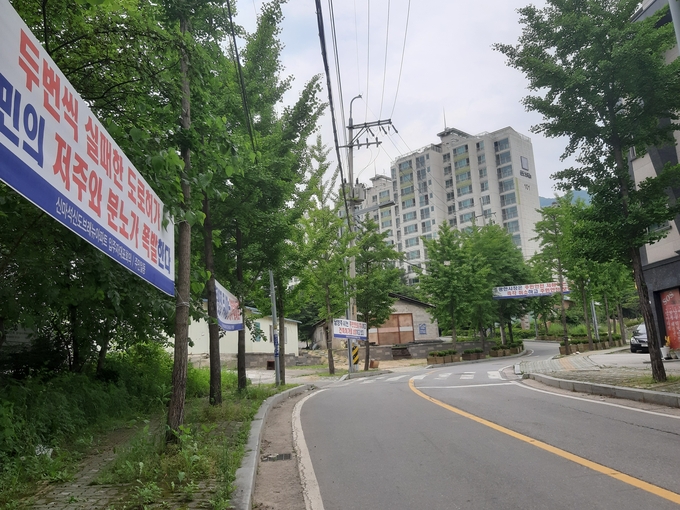 남양주시 화도읍 가곡리 S아파트 주민들이 이용하는 인도를 시에서 인접 건축물 차량 통행을 위해 사용할 수 있도록 허가하자 주민들이 안전사고 등을 우려하면서 강력 반발하고 있다. (사진=이화우 기자)