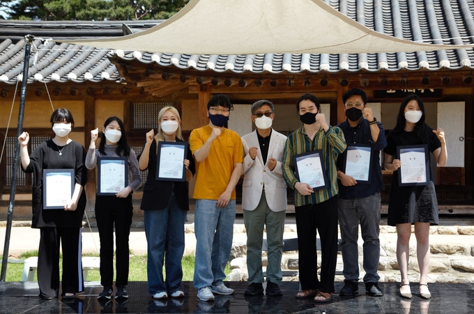 남양주시와 정약용문화제추진위원회(위원장 박광겸)는 지난 12일 조안면에 위치한 정약용유적지에서‘제1회 정약용 기념품 이미지 디자인 공모전’ 시상식을 개최했다. (사진=남양주시 제공)